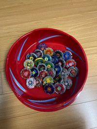 28 Beyblades Collection + 2 Arenas 