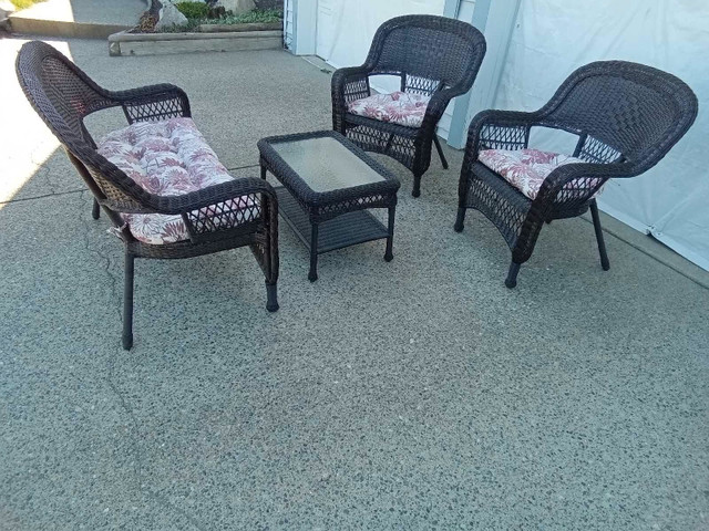 Wicker 4-Piece Patio Set Like New Condition! in Patio & Garden Furniture in Delta/Surrey/Langley - Image 2