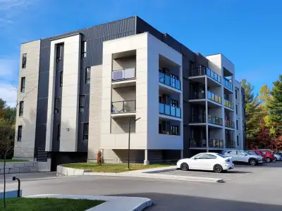 CONDO LOCATIF 41/2 AU 2 ÉTAGE, AVEC ASCENSEUR, INTERNET, CLIMATISATION ET STATIONNEMENT EXTÉRIEUR IN...