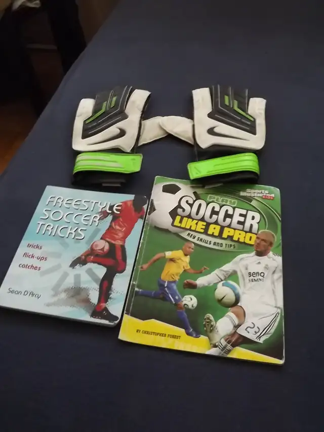 12 SOCCER ITEMS BUNDL:NIKE GOALIE GLOVES+11soccer mags/books,TFC in Soccer in City of Toronto - Image 6