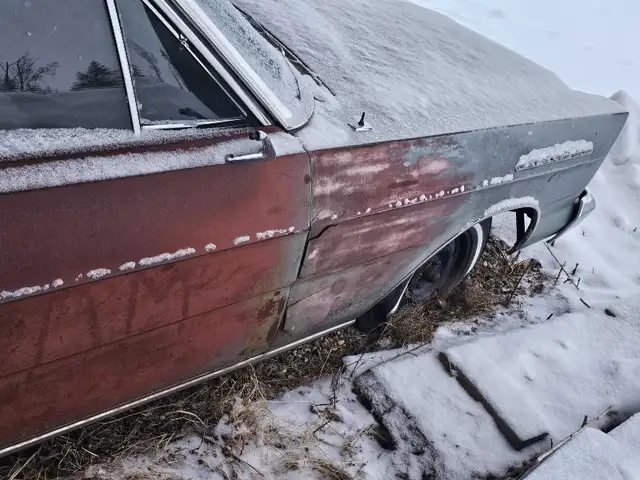 1965 Galaxie 500 4 dr for parts in Classic Cars in Grande Prairie - Image 9