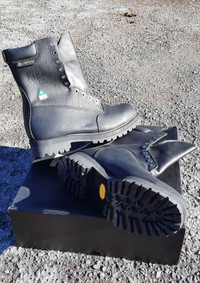 Work Boots NEW 10.5 men's Protection against electrical hazards