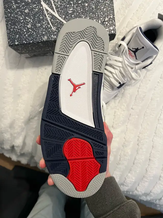 Jordan 4 Midnight Navy in Men's Shoes in Oshawa / Durham Region - Image 4
