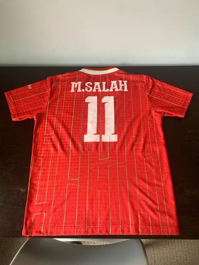 Large Liverpool Jersey in Soccer in Gatineau - Image 3