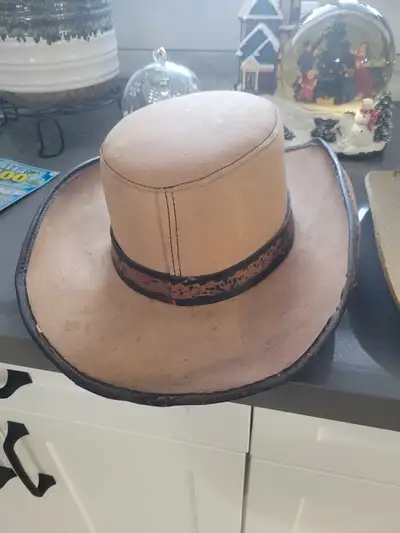 Cowboy hats ans belt with bucket. Hats are size 7 1/8 the belt is a medium length. Make me an offer.