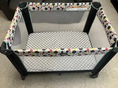Graco Pack 'n Play with bassinet attachment , extra 2” mattress pad, and 2 sheets. Located in Langdo...