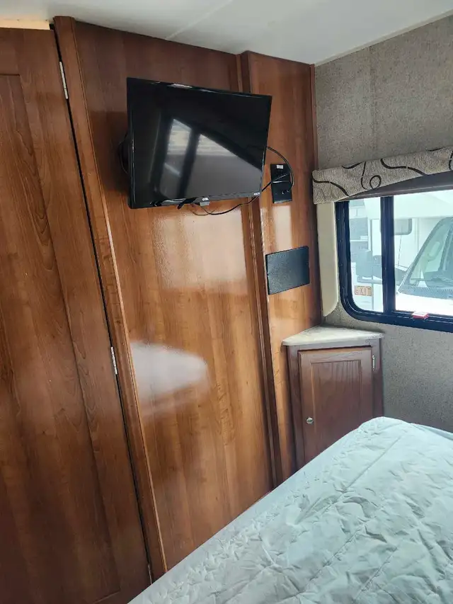 VR Coachmen 2019 in RVs & Motorhomes in Granby - Image 8