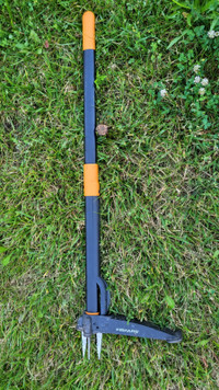 Fiskars Stainless Steel 4-Claw Stand-Up Weeder