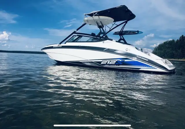 2015 Yamaha 212X Jet Surf Wake Boat in Powerboats & Motorboats in Saskatoon - Image 4