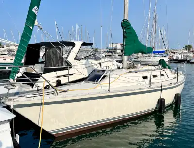 Freshwater CS 33, Great Lakes her whole life. Canadian-built by CS Yachts, designed by Raymond Wall....