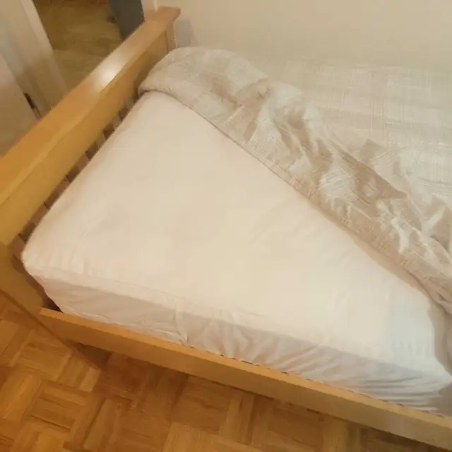 set de chambre lit simple, table chevet, matelas Sealy Posturepe in Other in Granby - Image 6