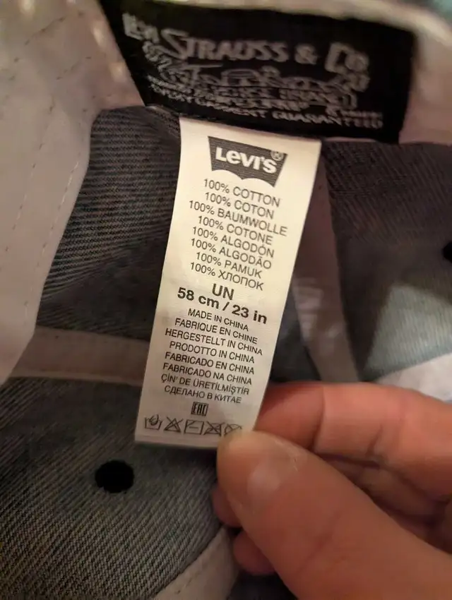 Levi's Ball Cap, downtown Toronto.64639724958850123