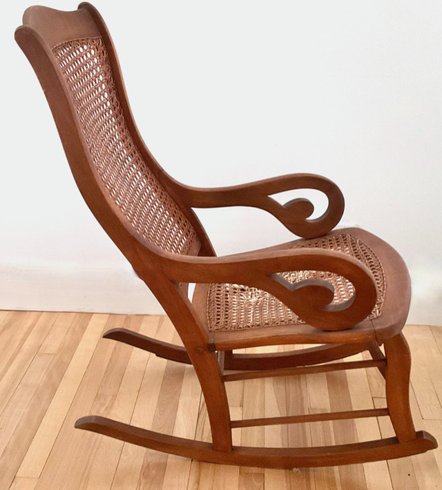 Antiquité. Collection Magnifique chaise berçante bois-cannage SG dans Art et objets de collection  à Lévis - Image 4