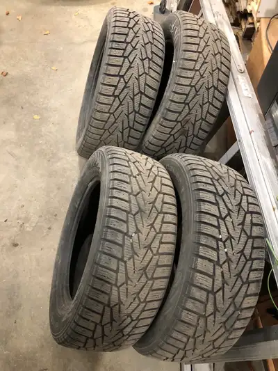 4 pneus d'hiver Nokian Nordman 7. Usure égale de 9/32. Grandeur 215 60 16. Je suis à St Lambert De L...