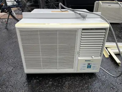 Climatiseur Danby 12000 BTU à vendre utilisé un seul été. Très bonne condition. À qui la chance?