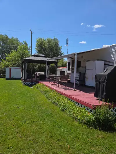 Je vends ma roulotte, un espace confortable et prêt pour l'aventure! Bien qu'elle ne soit pas neuve,...