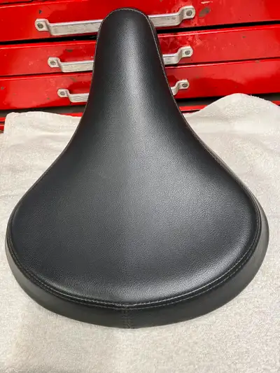 Harley spring style seat . Drag specialties #08060047 . 7 inch centre , 15 1/2 in long by 13 in wide...