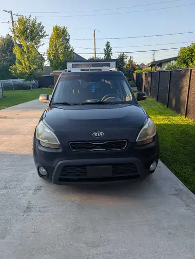 Kia Soul 2013 a vendre. Vient avec pneus d'hiver montés sur jantes en acier Le radiateur est a rempl...