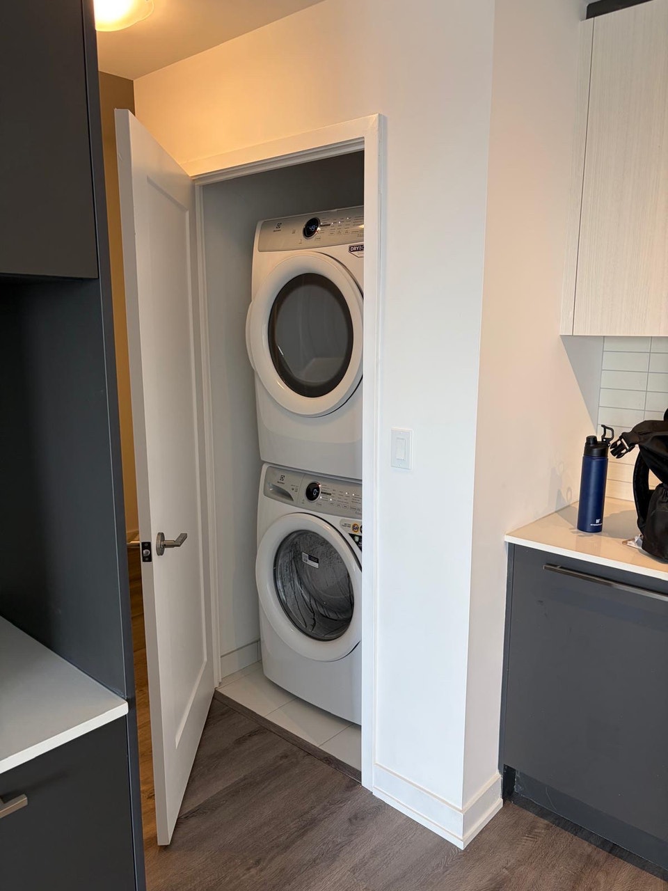Private Room in 2 bed +den 4
