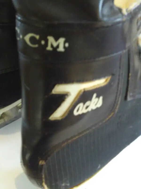 PAIRE DE PATIN DE HOCKEY VINTAGE CCM LAMES TUBES in Arts & Collectibles in Laval / North Shore - Image 4