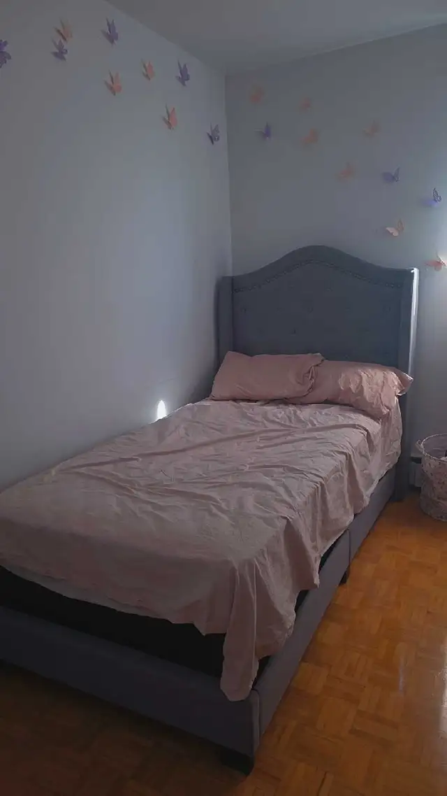 base de lit simple gris in Beds & Mattresses in City of Montréal - Image 2