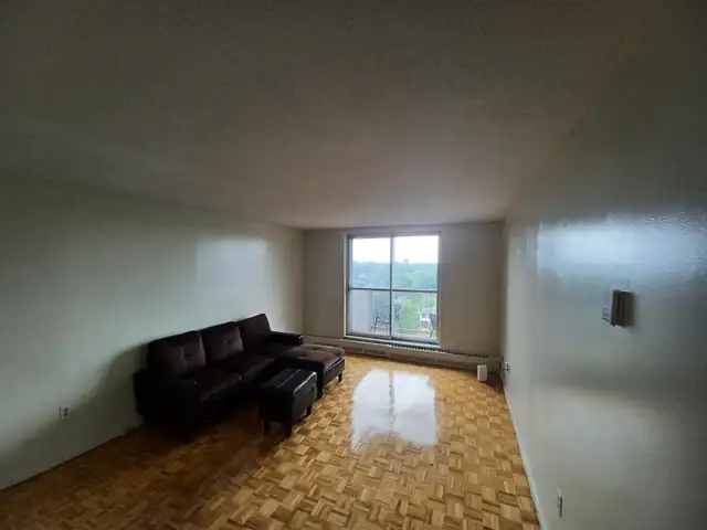 Room for rent in 2 bedroom apartment starting 1st October.63611988302339120