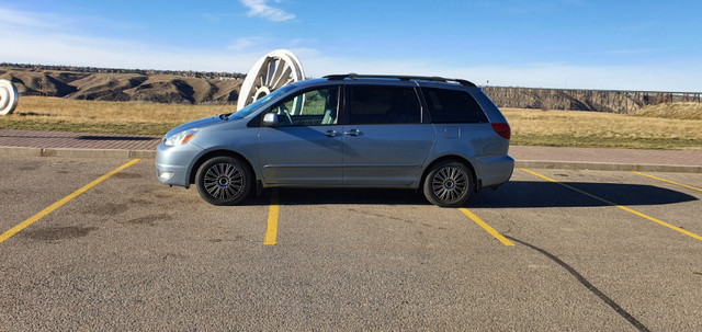 2004 Toyota Sienna XLE Minivan in Cars & Trucks in Lethbridge - Image 2