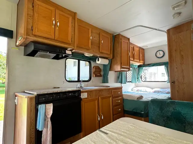 SOLD 1998 Ford E-350 Slumber Queen Motorhome in RVs & Motorhomes in Revelstoke - Image 6