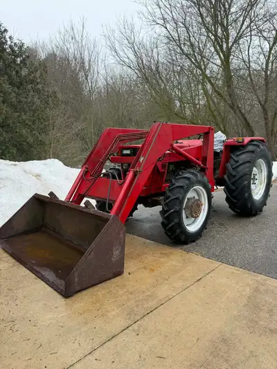 Massey loader tractor 4x4 runs perfect hasn’t been used much 3225 original hours has a new seat tire...