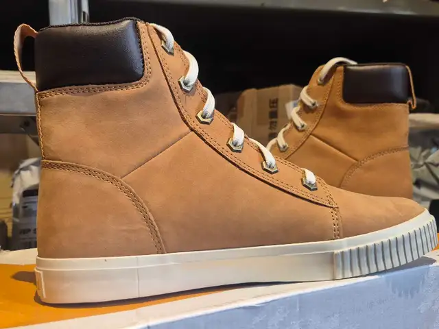 Timberlands Boots Womens 8.5  in Women's - Shoes in Mississauga / Peel Region - Image 5