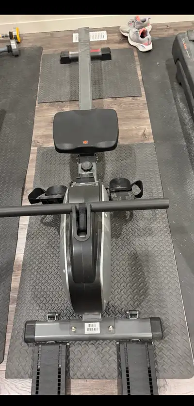 Get ready to elevate your home gym with this NordicTrack Rower! This rowing machine is in used condi...