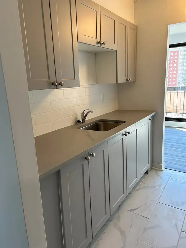 31/2 ANJOU SUPERBE EMPLACEMENT/GREAT LOCATION ANJOU