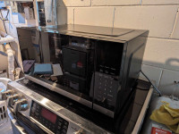 Microwave Frigidaire GMBS3068AF Like New