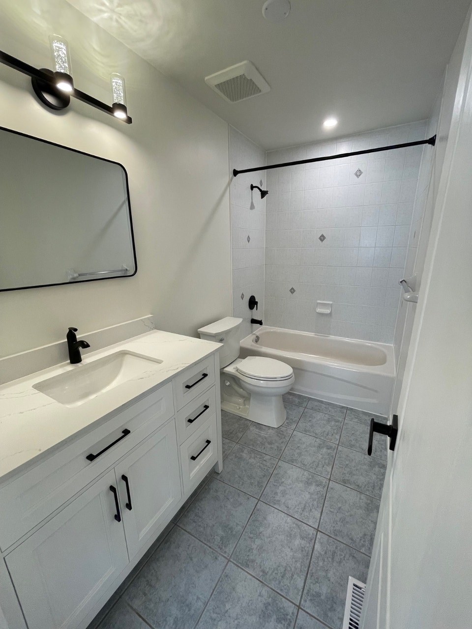 Renovated 3 Bedroom Townhouse for Rent in Mississauga $3200 5