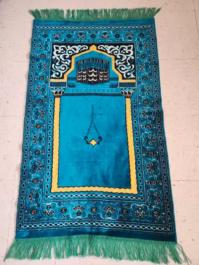 Bonjour, je vends - Un tapis de prière neuf à 15 $. Si l'annonce est encore affichée, c'est qu'elle...