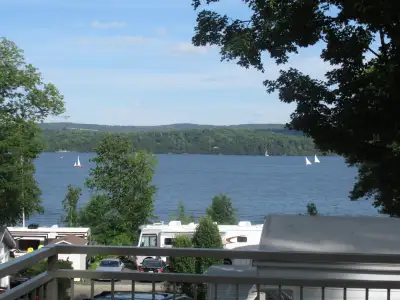 À VENDRE : TERRAIN AU BORD DU LAC MEMPHRÉMAGOG au Domaine Ruisseau-Château dans la municipalité de P...