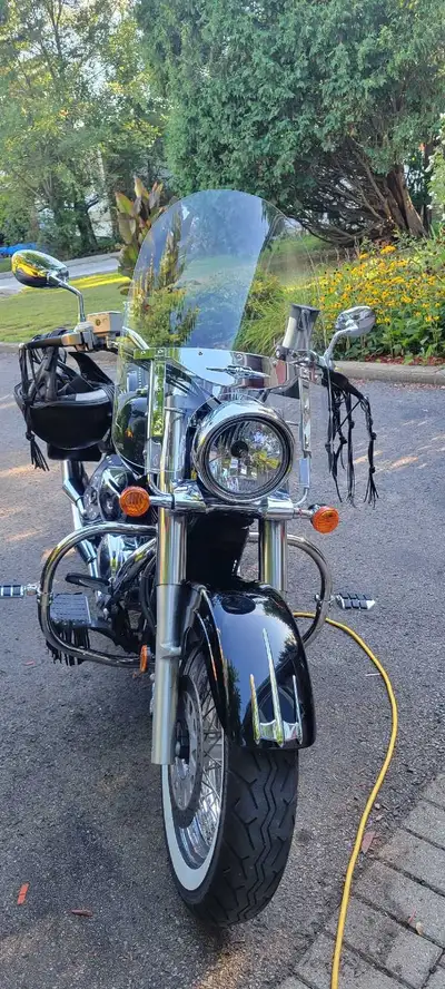 Moto Suzuki Boulevard, 2005, C50T, Noir , pneu neuf, entretien A1, 36000km, complet banc passager av...