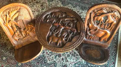 African mahogany carved set: table and 2 chairs. Great condition, Voir plus