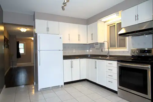 Room 15'x10' with walk-in closet on second floor: $850 Major intersection: Sheppard Av. East and Ken...