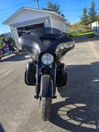 2019 Harley Davidson Street Glide Special with Harley upgrades. Matching lowers and tour pack. 16,88...