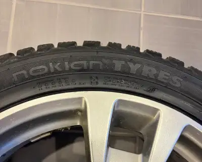 3 pneus Nokian Hakkapalitta cloutés. 255 40 R19.