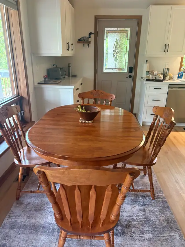 Maple  Dining Table & Chairs in Dining Tables & Sets in Barrie - Image 3