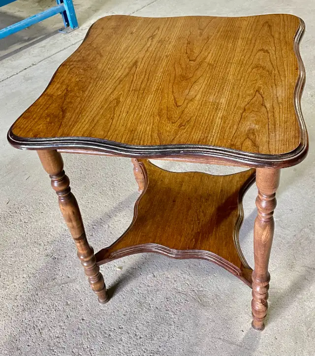 Vintage Walnut Wood Two Tier Hall Table in Home Décor & Accents in Mississauga / Peel Region - Image 3