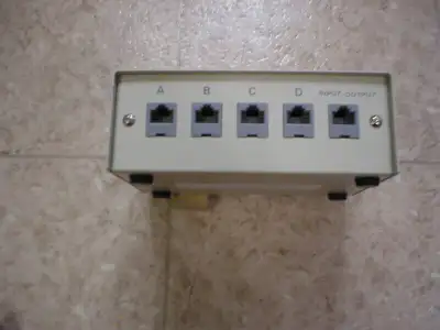 Ce commutateur de réseau permet de se raccorder à plusieurs réseau avec un seul ordinateur. À linver...