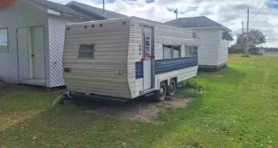 Roulotte 1992 en très bonne condition toit ne coule pas,roule très bien. Intérieure propre 1 chambre...