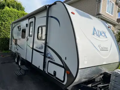 Ultra légère 23pi, poids sec: 4322lbs, max.: 6400lbs Couche 6 adultes -lit double -2 bunk beds -tabl...