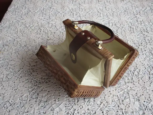 Vintage 1960s Basket Weave Style Purse in Women's - Bags & Wallets in New Glasgow - Image 4
