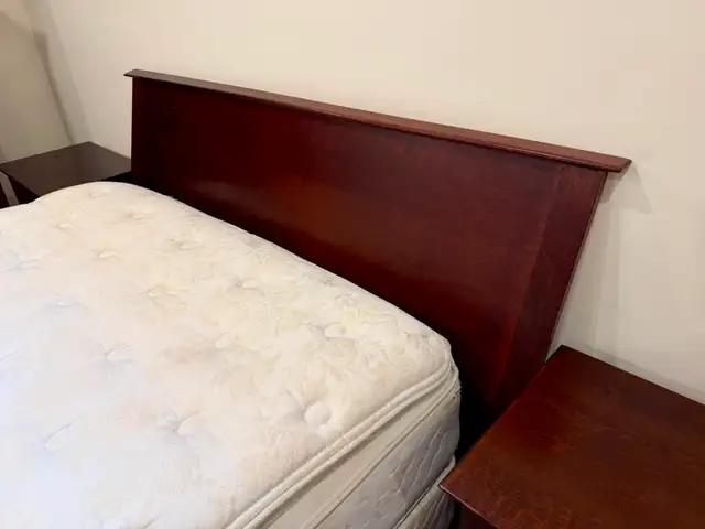 Set de chambre complet Queen en bois 5 bureaux - Fait au Canada in Beds & Mattresses in Laval / North Shore - Image 9