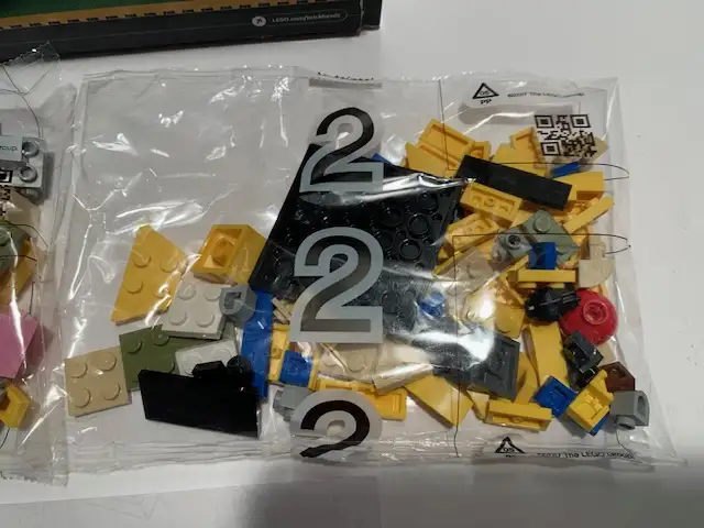 Lego Bricks Headz Fortnite Cuddle Team Leader / Adventure Peely in Toys & Games in City of Toronto - Image 8