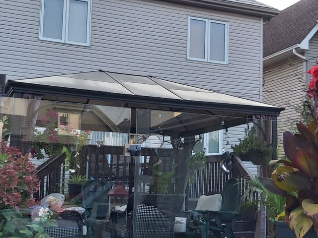 A vendre Gazebo 10' X 12' avec rideaux $380 Negociable dans Mobilier pour terrasse et jardin  à Ville de Montréal